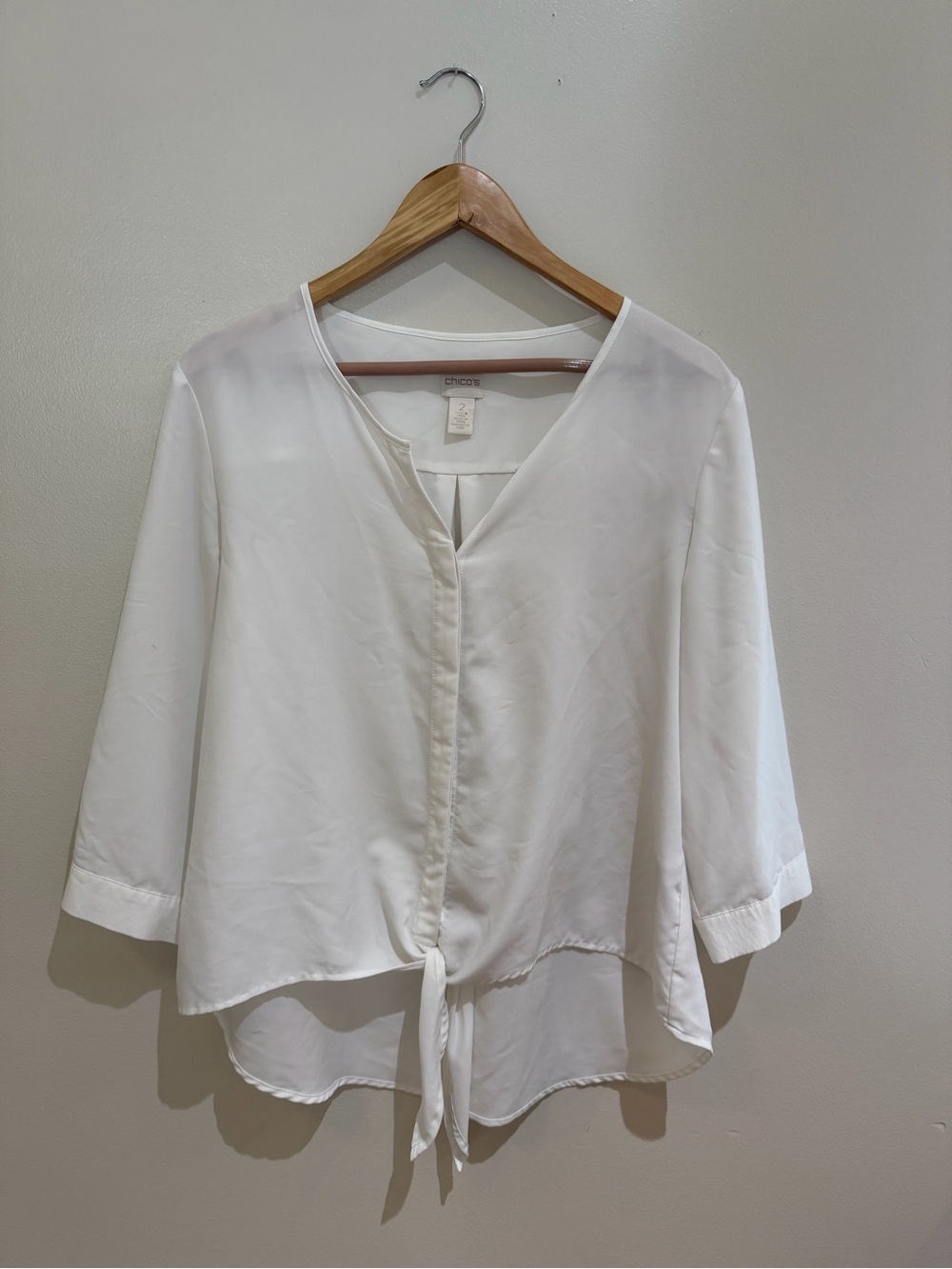Chico's White Tie-Hem V-Neck Blouse size 2 clean crisp flattering